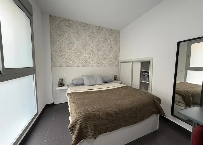 Apolo Studio: En Playa De Canteras Apartment Las Palmas / Gran Canaria